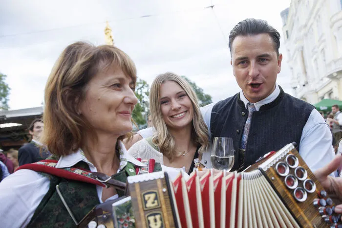Zwar nicht beim Empfang dabei, dafür mischte sich kein anderer als der Volks-Rock´n´Roller persönlich, Andreas Gabalier, unter die zahlreichen Volksfest-Fans in der Grazer Innenstadt