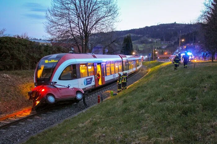 Durch das beherzte und blitzschnelle Eingreifen einiger mutiger Ersthelfer konnte die Frau kurz vor der Kollision mit einem Zug aus ihrem Fahrzeug gerettet werden und ein Personenschaden dadurch verhindert werden.