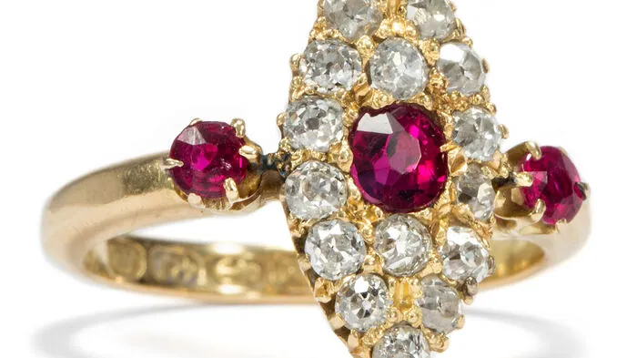Im Zeitalter von Queen Victoria (19. Jahrhundert) wurde Schmuck zunehmend günstiger und zum „Massenphänomen“. Die Stücke des ausklingenden Jahrhunderts (Belle Époque) spiegeln Luxus, Lebenslust und die Freude an der Schönheit wider.