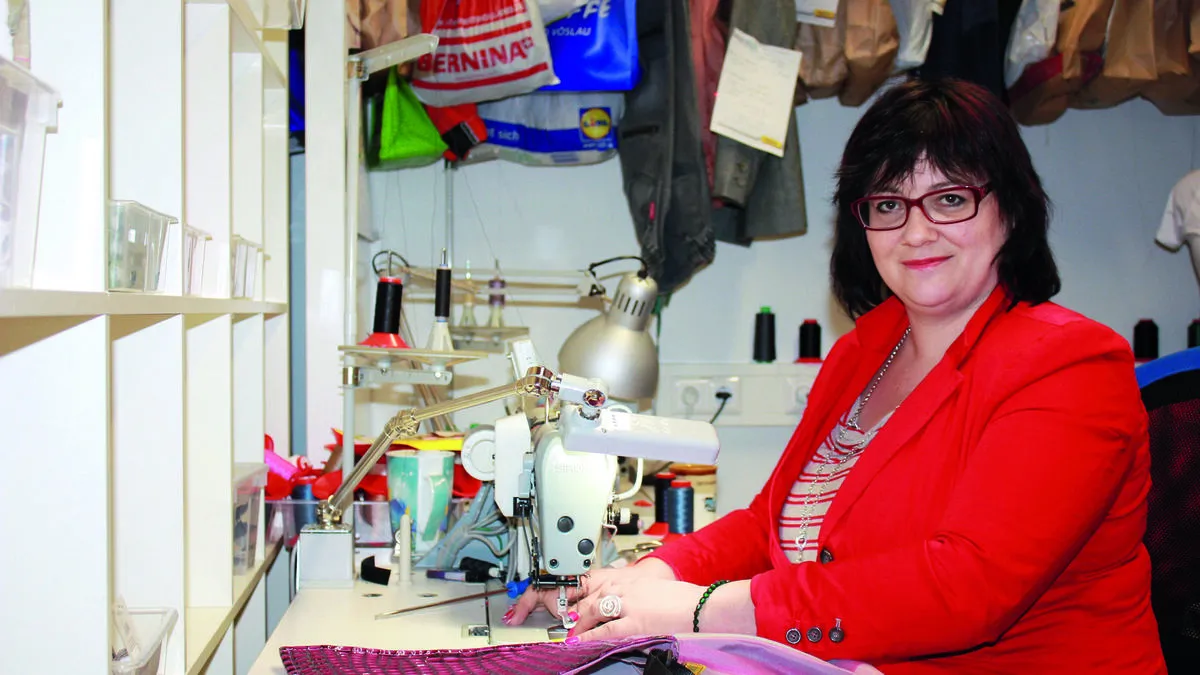 Claudia Polic ist Damenkleidermachermeisterin mit Schneiderei und Shop in  St. Radegund