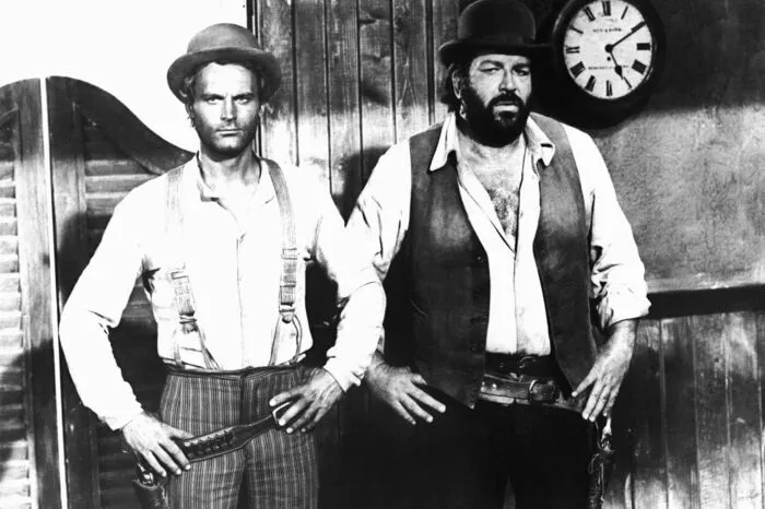 Als gutmütiger und schwergewichtiger Held in Actionkomödien gelangte Bud Spencer, am 31. Oktober 1929 als Carlo Pedersoli in Neapel geboren, zu Weltruhm. Seine Wild-West-Schlägereien an der Seite des gut aussehenden Venezianers Terence Hill haben Kultcharakter.