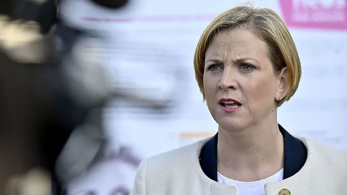 "Ich kann auch gerne aufhören zu atmen, dann können Sie länger reden" - Beate Meinl-Reisinger (NEOS) lässt sich von ÖVP-Chef Kurz nicht gerne belehren ...