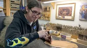 Franz Hofegger punziert das Leder am liebsten in den frühen Morgenstunden