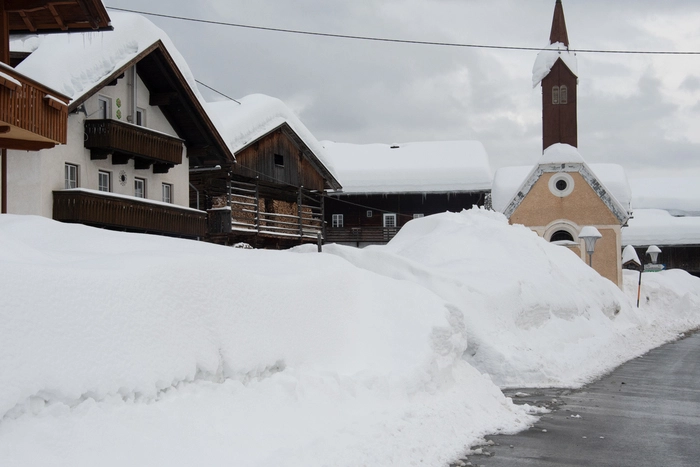 Der Schnee hat sich über Nacht gesetzt, sodass Dienstagmittag hinsichtlich Lawinengefahr wieder Entwarnung gegeben werden und die Straße wieder geöffnet werden konnte.