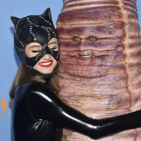 Heidi Klum (rechts) ist bekannt für skurrilen Halloween-Auftritte - dieses Kostüm trug Heidi im Jahr 2022