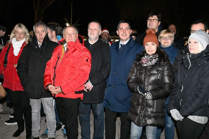 Mit dabei unter den vielen Besuchern waren auch die Spittaler Stadt- und Gemeinderäte, eröffnet hat das Weihnachtsdorf Bürgermeister Gerhard Pirih.