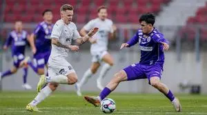 KLAGENFURT,AUSTRIA,22.NOV.25 - SOCCER - ADMIRAL 2. Liga, SK Austria Klagenfurt vs SKU Amstetten. Image shows Thomas Mayer (Amstetten) and Almir Oda (A.Klagenfurt).  
Photo: GEPA pictures/ Matthias Trinkl