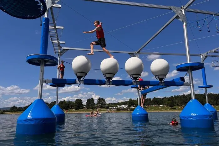 Der Spaß kommt nicht zu kurz. Deshalb stehen zusätzlich noch Wasserrutschen, Trampoline und Sprünge aus fünf Metern Höhe zur Verfügung.