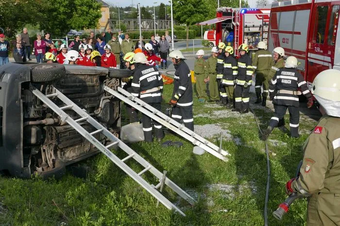 Etwas zeitversetzt kam es in der Übung auch noch zu einem Verkehrsunfall auf der Zufahrtsstraße zum Einkaufszentrum.