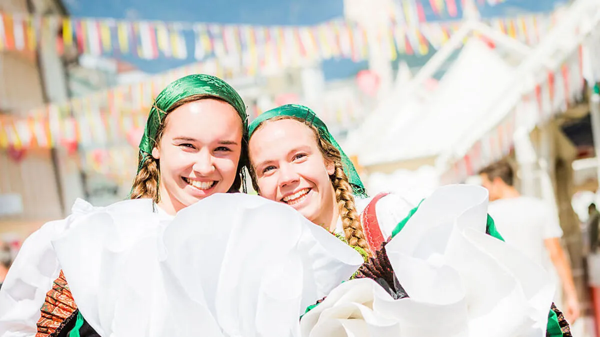 Luft zufächeln hilft auch - heute beim großen Trachtenfestzug wird es heiß hergehen