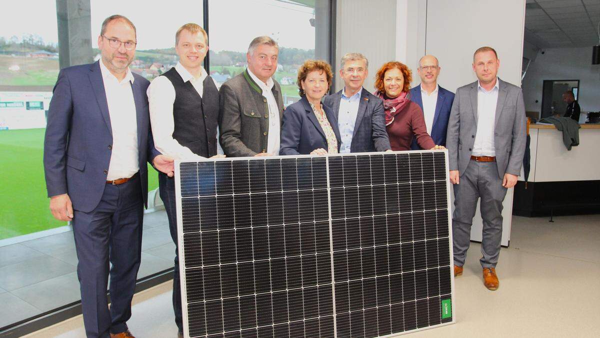 Bürgermeister Gerhard Meixner und Landesrätin Ursula Lackner eröffneten mit Gästen die Photovoltaikanlage auf dem Stadiondach