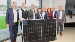 Bürgermeister Gerhard Meixner und Landesrätin Ursula Lackner eröffneten mit Gästen die Photovoltaikanlage auf dem Stadiondach