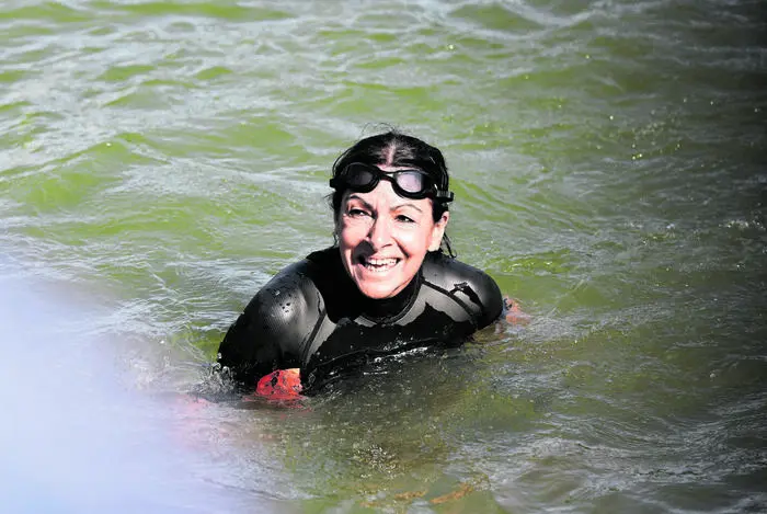 In der Seine kann man wieder schwimmen. Sie war eine der Ersten, die es auch tat 