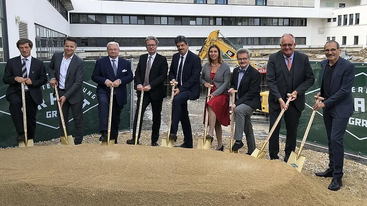 Primarius Reinhold Kerbl, Betriebsdirektor Harald Kapeller, Kages-Vorstand Karlheinz Tscheliessnigg, Landesrat Christopher Drexler, Kages-Finanzvorstand Ernst Fartek, Pflegedirektorin Sylvia Noe, FP-Bundesrat Gerd Krusche, Primarius Heinz Luschnik und Herbert Kaplans, ehemaliger Betriebsdirektor 	 