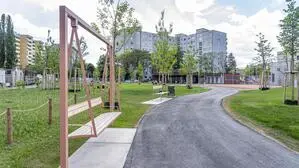 Sitzbank und Weg im neuen Gertie-Pakesch-Kaan-Park in Graz