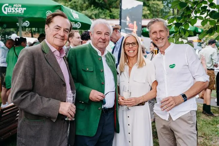 Auch Konsul Rudi Roth, Alt-Landeshauptmann Hermann Schützenhöfer, Birgit und Oliver Zeisberger unterhielten sich prächtig.