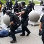 Der 75-Jährige war bei einer Anti-Rassismus-Demonstration in Buffalo im US-Staat New York von zwei Polizisten niedergestoßen worden