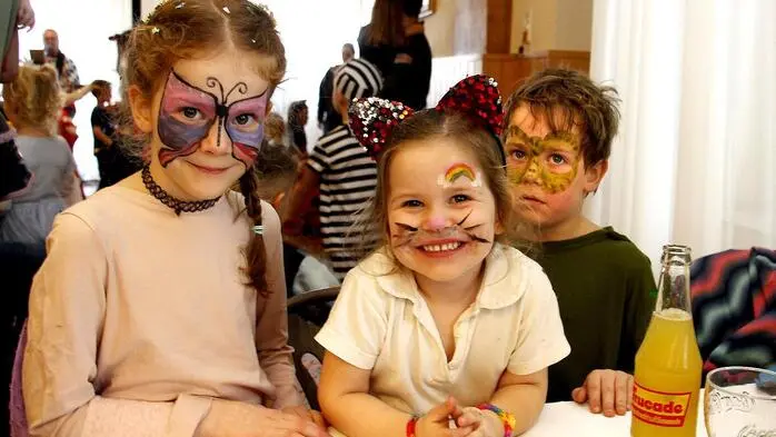 Viele Kinder waren mit ihren Eltern und Freunden gekommen, um viel Spaß zu erleben oder als „Lokomotive“ durch den Saal zu rattern.