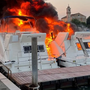 Rechts sieht man das Boot mit dem E-Motor, das vermutlich zuerst Feuer fing. Durch den ungünstigen Wind, der von rechts kam, brannte kurz darauf auch das zweite Boot mit Diesel-Motor