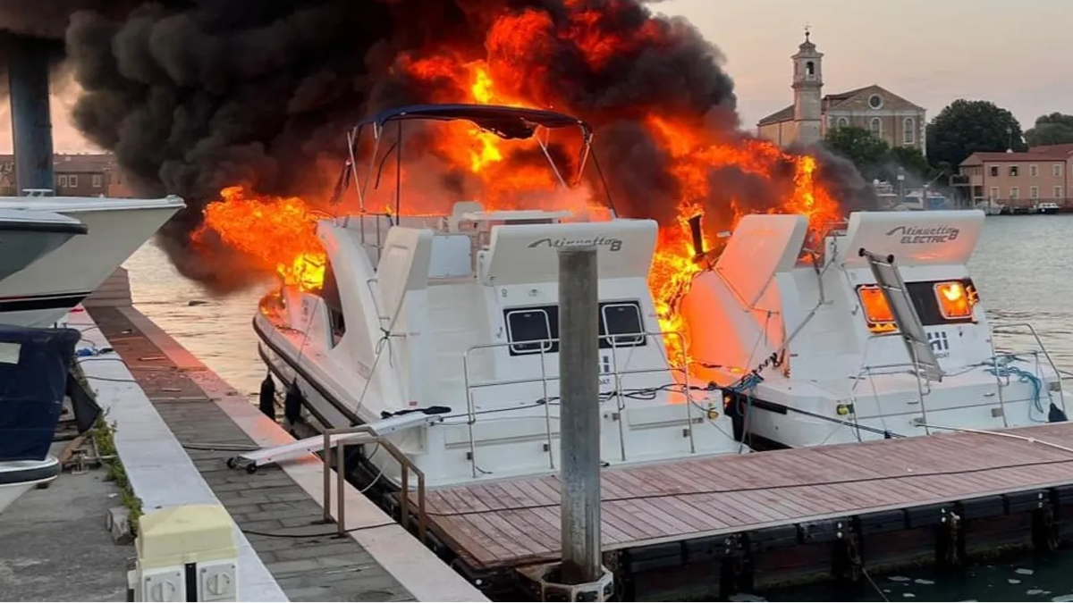 Rechts sieht man das Boot mit dem E-Motor, das vermutlich zuerst Feuer fing. Durch den ungünstigen Wind, der von rechts kam, brannte kurz darauf auch das zweite Boot mit Diesel-Motor