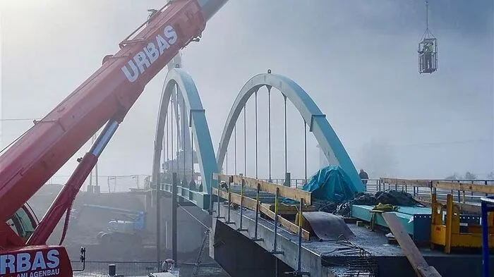 Allein die Stahlkonstruktion der Bogenbrücke wiegt 80 Tonnen.