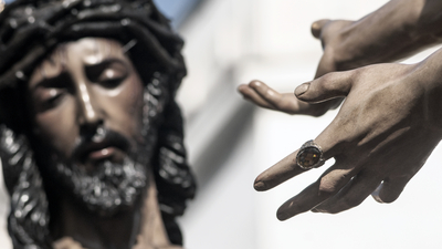 Jesus vor Pilatus. Detailansicht einer Gruppe von Statuen, die in der Karwoche durch Sevilla getragen werden