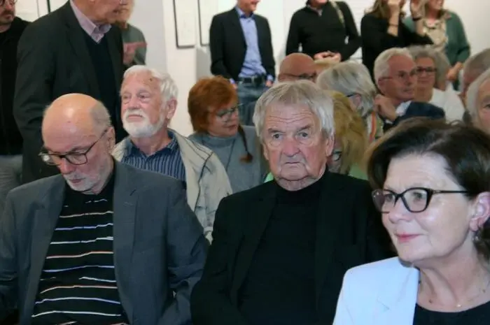 Bürgermeister Linhart freute sich, die Tochter des Künstlers, Annette Murschetz, bei der Vernissage begrüßen zu können. Die einführende Worte sprach Herbert Nichols-Schweiger, musikalisch umrahmt wurde der Abend vom Duo Karl-Heinz und Markus Zapfl.