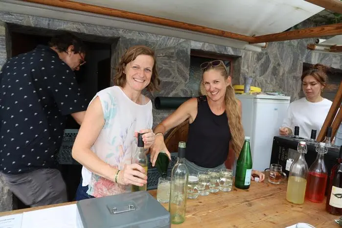 In den Kellern, auf Terrassen oder in einem Winzerhof wurden die besten heimischen Weine serviert