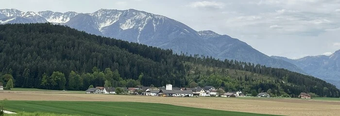 Die Ortschaft Moos liegt rund 800 Meter südlich der Bahntrasse