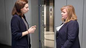 Justizministerin Alma Zadić tauscht sich bei einem Besuch bei der Wirtschafts- und Korruptionsstaatsanwaltschaft mit deren Leiterin Ilse-Maria Vrabl-Sanda aus
