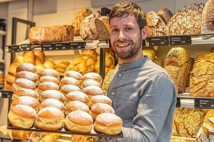 Wie eine Wolke zum Reinbeißen – so muss es sich anfühlen, schlägt man seine Zähne in den gebackenen Teig, urteilten unsere Testesser. Bei der Bäckerei Kern folgte auf das Wolken-Erlebnis ein ausgezeichneter Geschmack. Und das bei herrlich schöner Konsistenz. Der Kern-Krapfen war der günstigste. Der Preis: 1,15 Euro