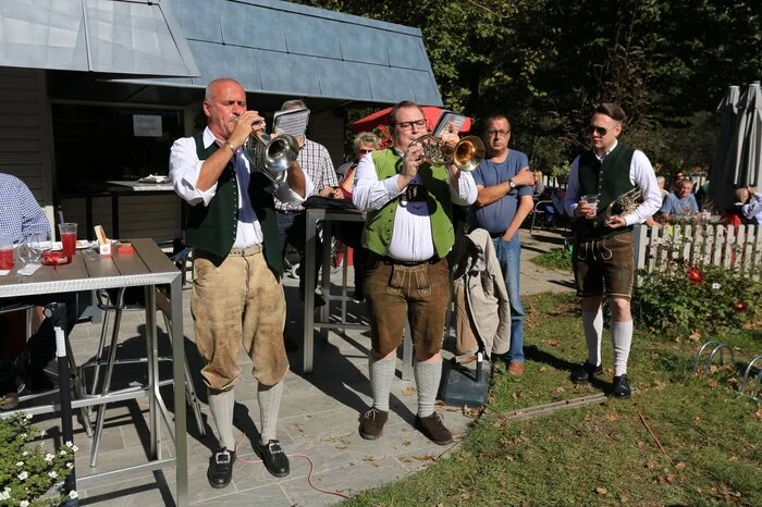Doch das tat der guten Stimmung keinen Abbruch: Die Gäste spazierten rund um den See und lauschten den Musikkapellen aus nah und fern, die sich rund um den See verteilten und ihre Melodien ertönen ließen. Am Nachmittag kamen alle Musiker auf der Wiese für den Bläserausklang am Seeausfluss zusammen.