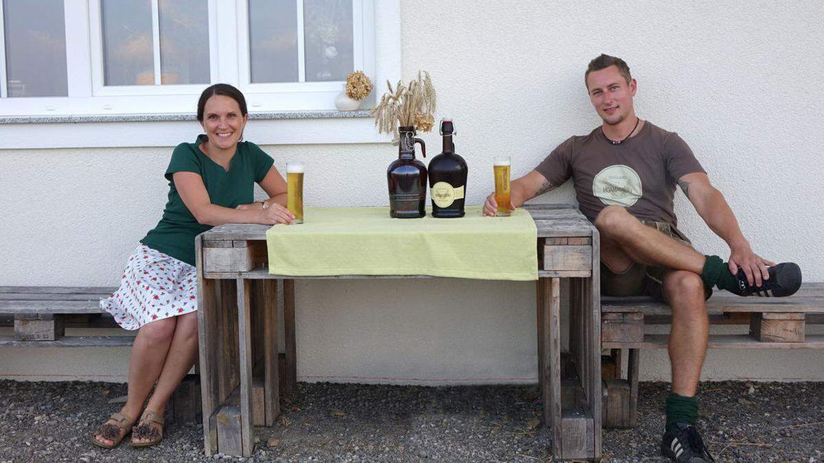 Andrea und Robert Rennhofer vor der Brauerei beim Haubenlokal Gallbrunner in Waisenegg