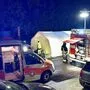 Auto raste in Menschengruppe