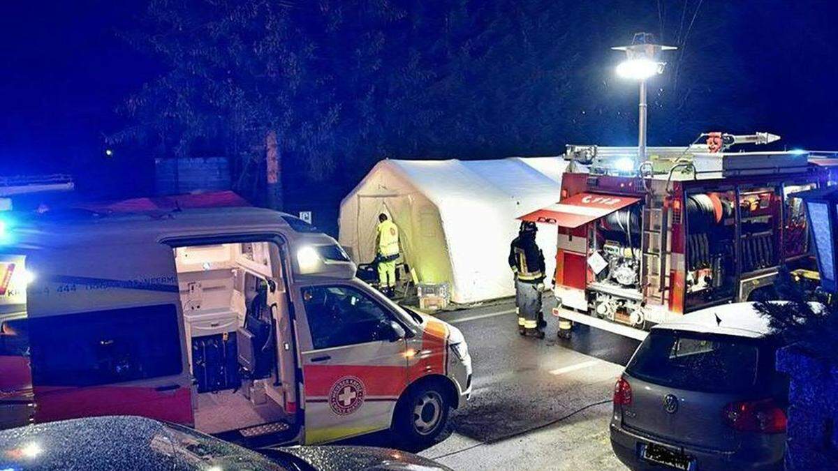 Auto raste in Menschengruppe