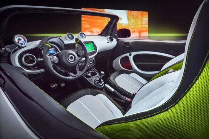 Einen eleganten Touch geben die in der Tür nahtlos versenkten Türgriffe. Eine Besonderheit im Cockpit sind die beiden runden Displays anstelle der mittleren Luftdüsen in der Instrumententafel – für genügend Frischluft ist ja ohnehin gesorgt.