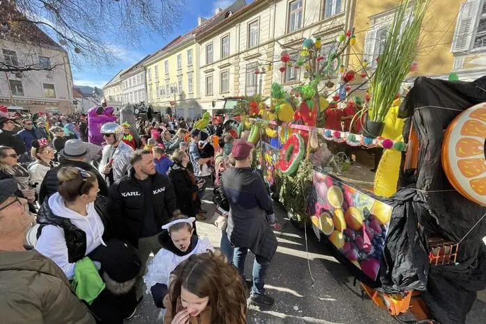 Das Wetter spielte mit strahlendem Sonnenschein mit, das trieb Faschingsbegeisterte und Feierwütige gleichermaßen in die  Innenstadt. „So viel war schon lange nicht mehr los“, hörte man von einigen Zuschauern. 