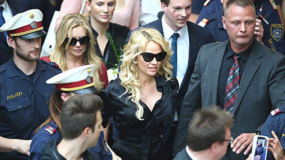 Pamela Anderson bei ihrer Ankunft in Wien