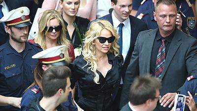 Pamela Anderson bei ihrer Ankunft in Wien
