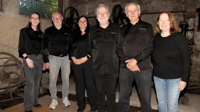 Im ehemaligen Hammerwerk Roob in Ligist sorgten Hans Eck, Haimo Tentschert, Marion Starzacher, Birgit Pudelski und Erich Reichel von Pub-Science für einen abwechslungsreichen und informativen Abend mit interessanten wissenschaftlichen Experimenten aus Physik, Biologie, Chemie und Technik für alle Altersklassen.