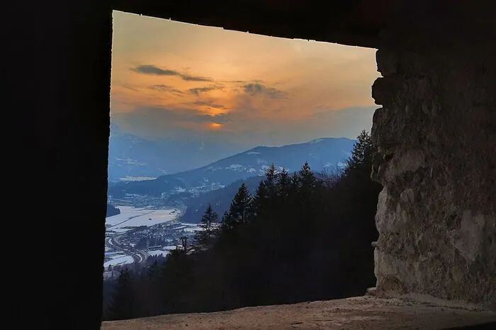 Ein Sonnenuntergang von der Burgruine Khünburg mit Blick ins Gailtal.