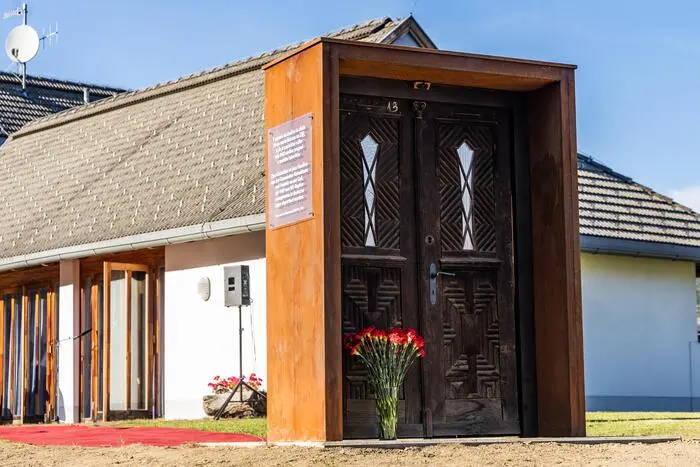 Denkmal Mahnmal an deportierte Familien in den Gemeinden Hohenthurn und Feistritz an der Gail Achomitz