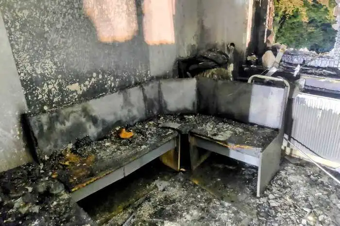 Bei der Erkundung stellte der Einsatzleiter schnell fest, dass sich eine Wohnung im 2. Obergeschoss eines Mehrparteienhauses in Vollbrand befand und alarmierte umgehend die Feuerwehr Landscha nach