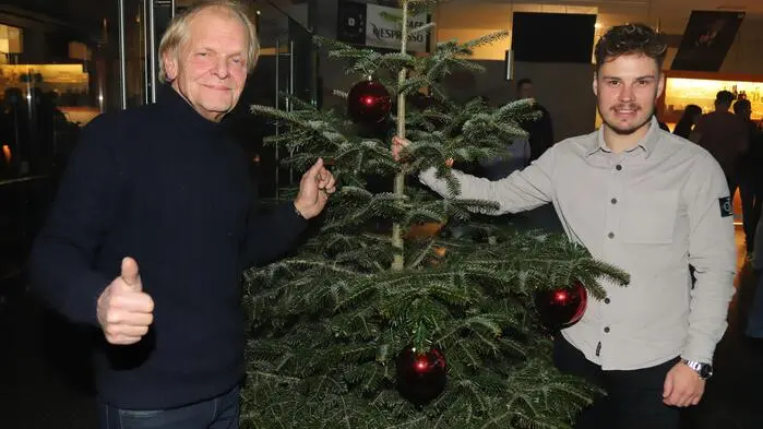 Vom MF-Marketing Erhard Blaßnig mit Gemeinderat Simon Niederbichler konnten sich wieder über eine nette Weihnachtsdisco freuen.