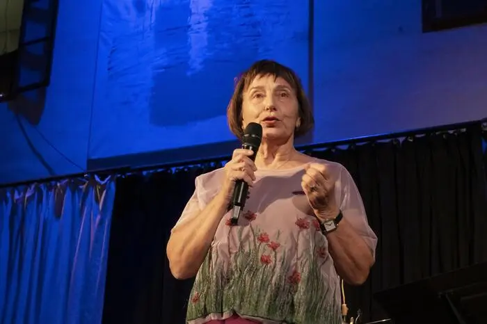 Die Gastgeberin Hanni Gerretsen bei der Begrüßung.