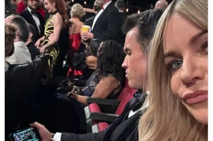 Die „Emmy“-Verleihung war Rob McElhenney wohl zu langweilig. Der Schauspieler postete auf X, vormals Twitter, einen lustigen Schnappschuss von sich und Frau Kaitlin Olson. Beide sitzen im Publikum, doch McElhenney schaut gespannt auf seinen Handy-Bildschirm, auf dem er ein Spiel seiner Lieblingsmannschaft, den Philadelphia Eagles, verfolgt. „Wer plant die Emmys auch am gleichen Abend wie die Eagles“, schrieb er dazu.