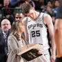 Jakob Pöltl bekommt Anweisungen von Becky Hammon