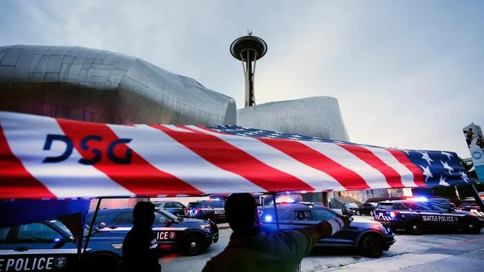 Bewaffnete Einsatzkräfte vor dem Gelände des Seattle Center