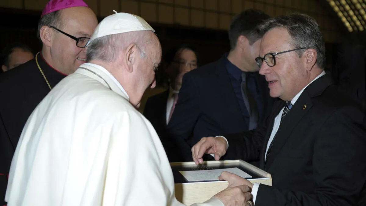 Glettler und Platter mit Papst Franziskus. 