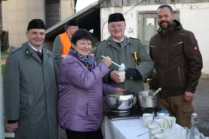 Im Ortsteil Farrach wird die Kapelle traditionell von der Freiwilligen Feuerwehr mit festlichem Böllerschießen begleitet – ein kräftiges Zeichen des Zusammenhalts und gelebter Tradition.